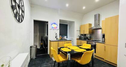 3 Bedrooms Apartment Self Check In Free Parking