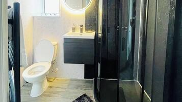 Apartment, 3 Bedrooms, Fireplace, Garden View | Bathroom