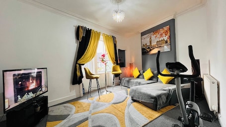 Room amenity. 3 Bedrooms Apartment Self Check In Free Parking