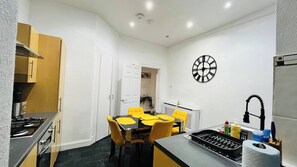 Departamento, 3 habitaciones, vista al jardín | Cocina privada