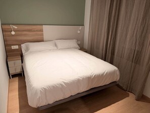 Tabla de planchar con plancha, wifi y ropa de cama 