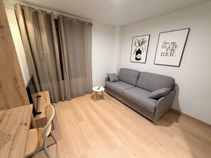 Una televisión, un futbolín, una mesa de tenis de mesa