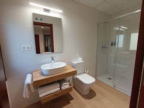 Bathroom - Apartment 1 bedr. Up to 4 pers. Complete kitchen (Santaliestra y San Quílez)