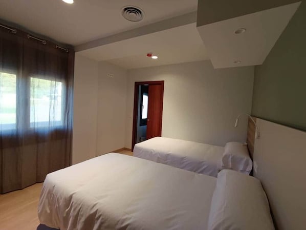 Room - Apartment 1 bedr. Up to 4 pers. Complete kitchen (Santaliestra y San Quílez)