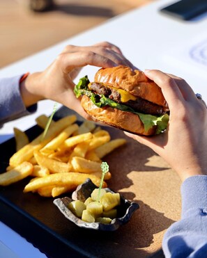 อาหารและเครื่องดื่ม