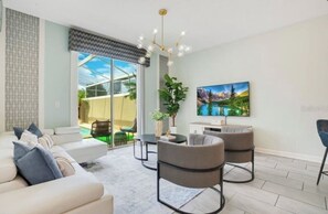 Living area - Spacious 4-Bedrooms Pool & mini golf (Kissimmee)