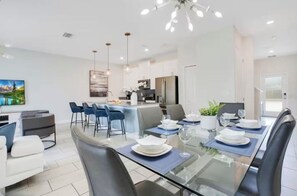 Dining - Spacious 4-Bedrooms Pool & mini golf (Kissimmee)