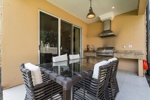 Outdoor dining - Spacious 4-Bedrooms near Disney (Kissimmee)