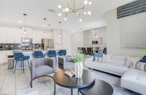 Living area - Spacious 4-Bedrooms Pool & mini golf (Kissimmee)