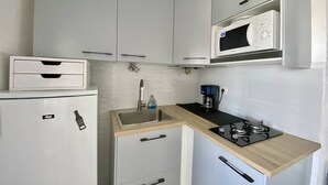 Geladeira, talheres/pratos/utensílios de cozinha