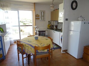 Refrigerador, horno y utensilios de cocina 