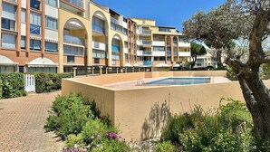 A multi-story hotel with balconies, a swimming pool, and a landscaped garden area. - CAP D'AGDE - Plage Richelieu // Réf 0168 (CAP D'AGDE)