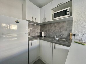 Kühlschrank, Mikrowelle, Kochgeschirr/Geschirr/Besteck