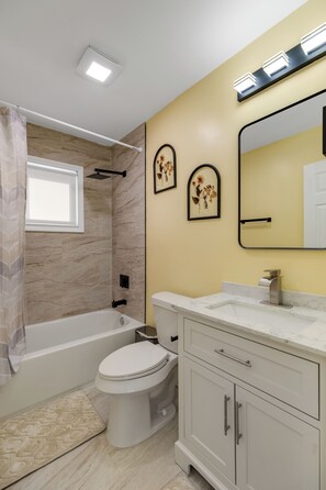 Serviettes fournies, savon, papier toilette