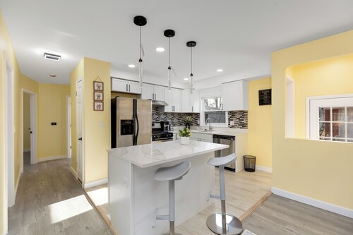 Newly Renovated 6BR Retreat Near Detroit, Sleeps 12