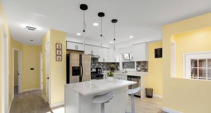 Newly Renovated 6BR Retreat Near Detroit, Sleeps 12