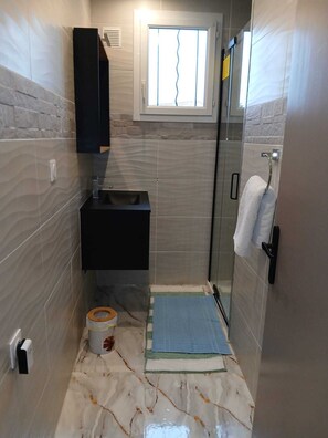 Shower, hair dryer, towels, toilet paper - Villa des Romarins ⭐⭐⭐ - Swimming pool, Spa, Family-Group - Montélimar (Montélimar)