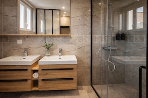 Bathroom - Vrbo Property (Montélimar)