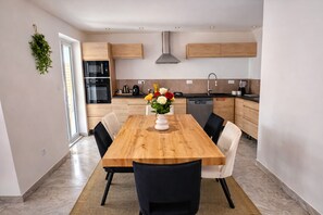 Private kitchen - Vrbo Property (Montélimar)