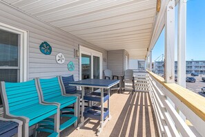 Outdoor dining - Poolside Bayfront Condo | Sunset Views | 2 Parking Spots | Midtown OC (Ocean City)