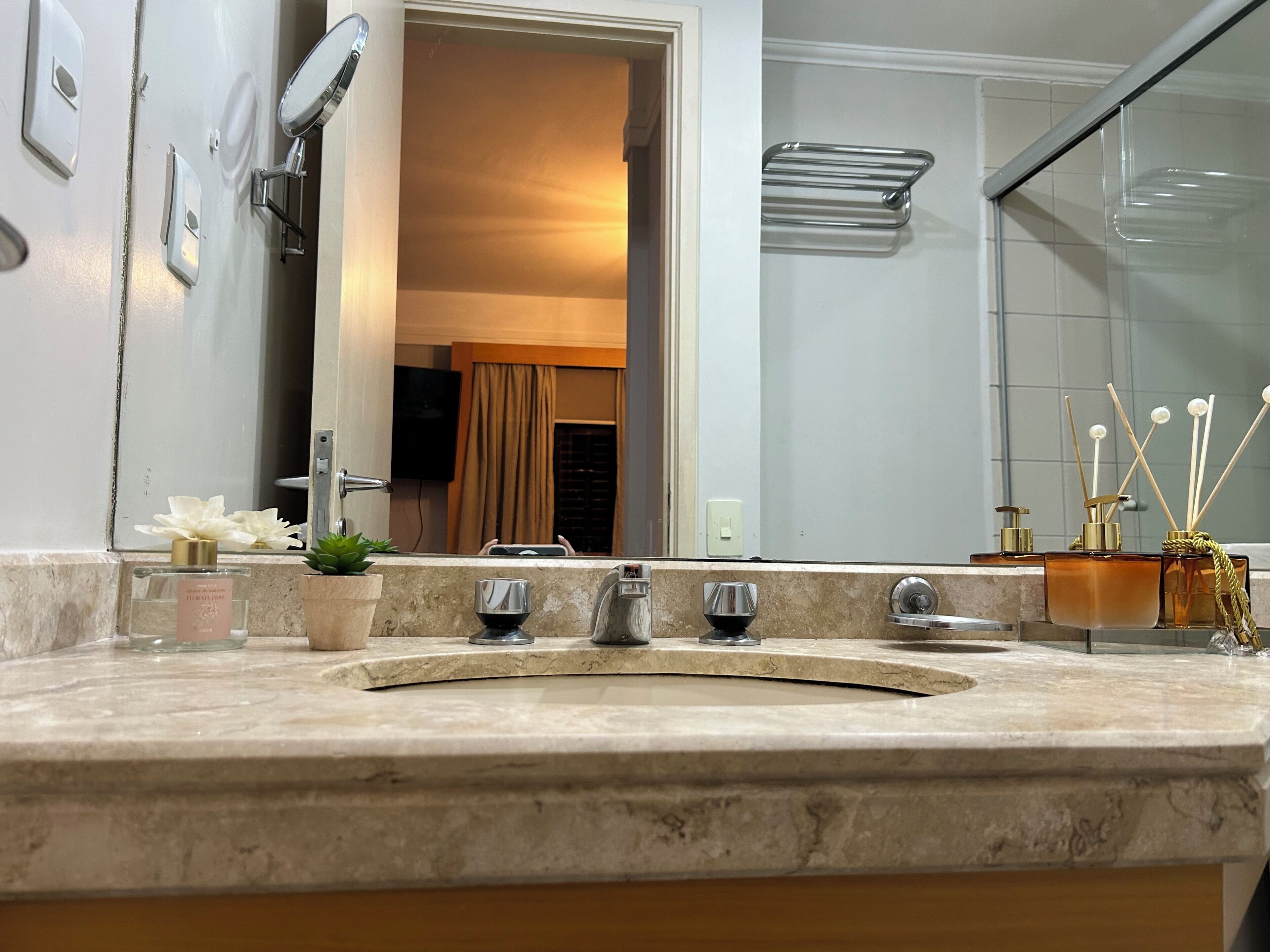 Habitación cuádruple clásica | Baño | Ducha, artículos de higiene personal gratuitos y secador de pelo