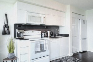 Private kitchen - City Luxe Suites (Toronto)