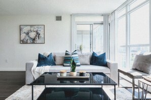 Living area - City Luxe Suites (Toronto)