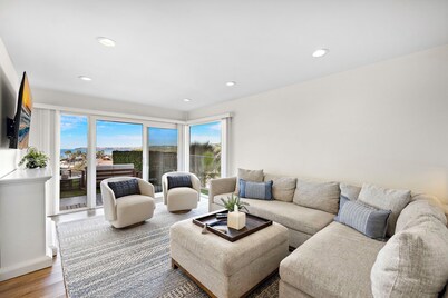 Oceanview Retreat Walk to Beach & Trails - SemiADA