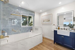 Douche, sèche-cheveux, serviettes fournies