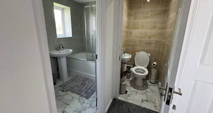 3-Bedroom Cosy Reading House