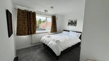 3 bedrooms, iron/ironing board, WiFi, bed sheets