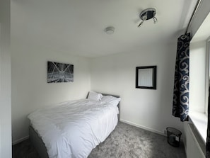 3 habitaciones, tabla de planchar con plancha, wifi y ropa de cama