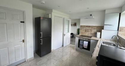 3-Bedroom Cosy Reading House