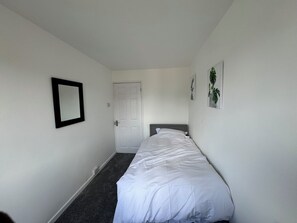 3 habitaciones, tabla de planchar con plancha, wifi y ropa de cama