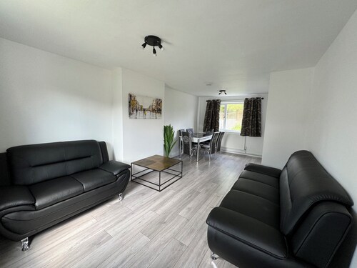 3-Bedroom Cosy Reading House