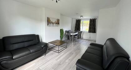 3-Bedroom Cosy Reading House