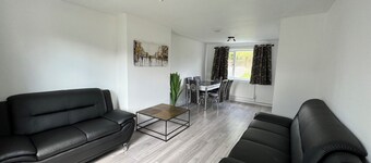 3-Bedroom Cosy Reading House