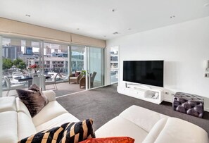 Smart TV - Waterfront Marina Retreat – Pool, Gym & Parking (Auckland City)