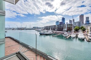 Indoor pool, a heated pool - Waterfront Marina Retreat – Pool, Gym & Parking (Auckland City)