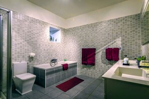 Hair dryer, towels, soap, toilet paper - Tranquil 2-bedroom cottage in cool Montels for a relaxing stay (Montels)