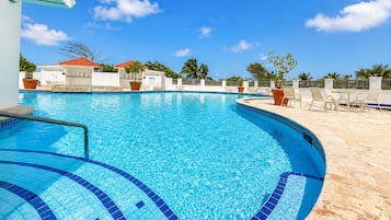 2 piscinas al aire libre