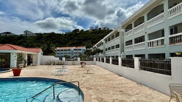 Apartamento, balcón, vistas a la montaña | Piscina