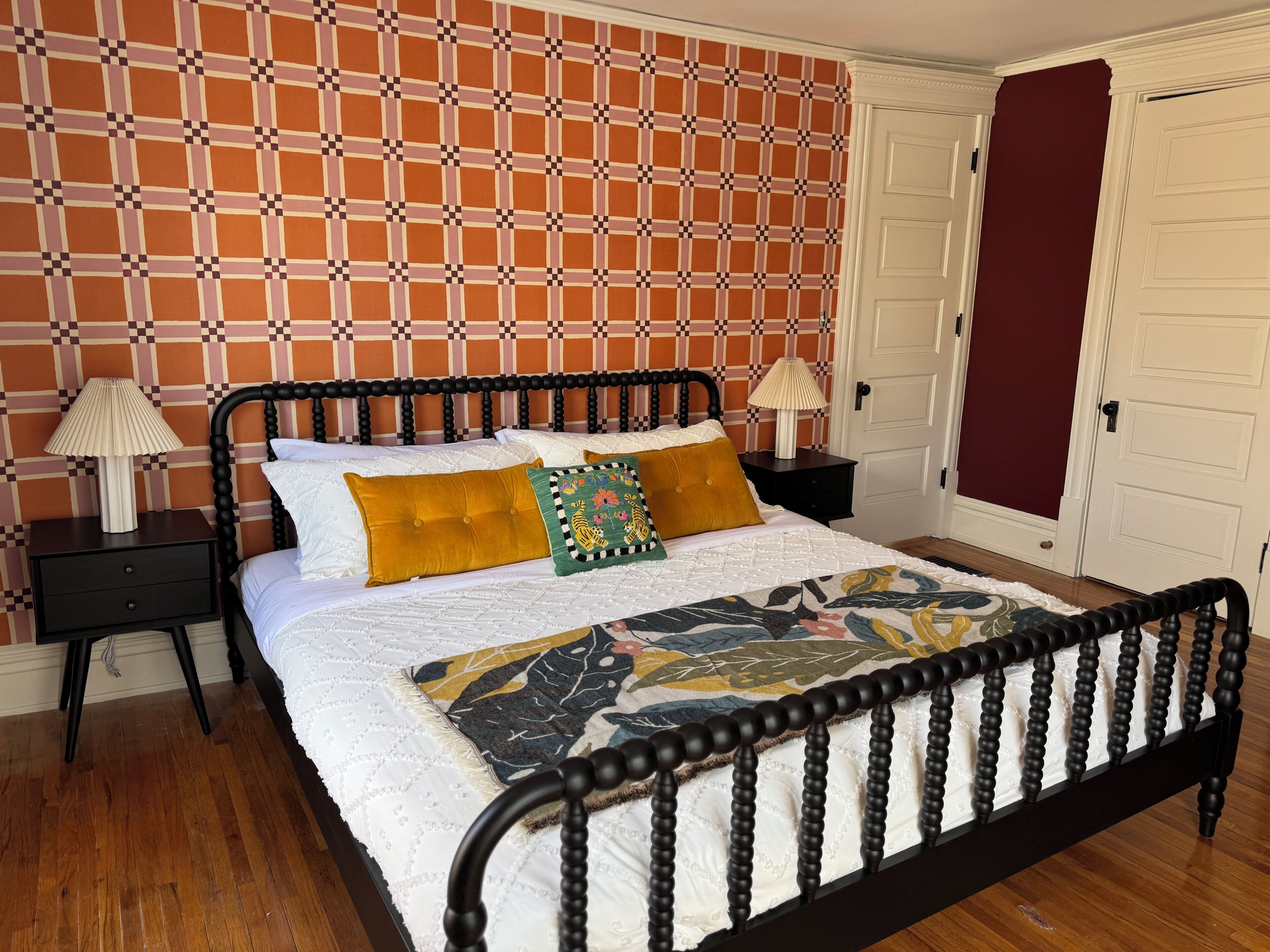 4 habitaciones, escritorio y tabla de planchar con plancha 
