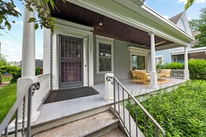 Terrace/patio - The Wunderhaus – 4BR Minneapolis Escape (Minneapolis)