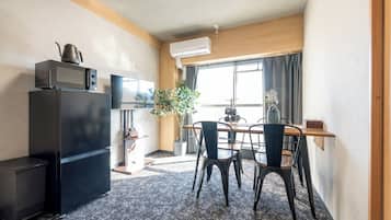 Family Apartment, City View | Dining