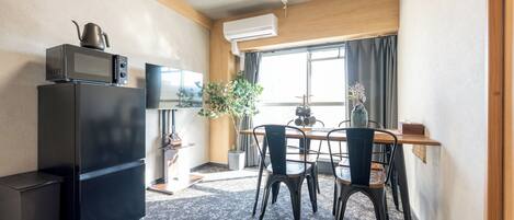 Family Apartment, City View | Dining