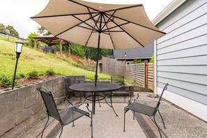 Outdoor dining - The Hill House (Renton)