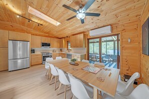 Private kitchen - Lakefront I Movie Theater I Putting Green I Game Room I Bocce ball! (White Haven)