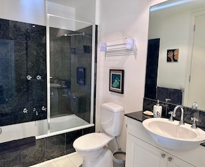 Bathroom - Beautiful 2BR 2BA patio -- close to everything (Port Melbourne)