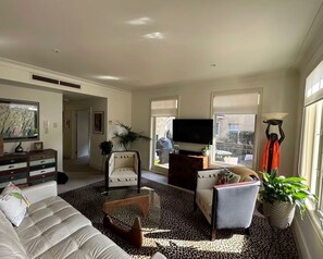 Living area - Beautiful 2BR 2BA patio -- close to everything (Port Melbourne)